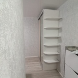 Шкаф купе с угловыми полками полками