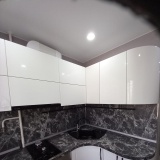 Кухня угловая с фасадами белей глянец