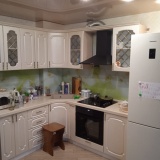 Классическая кухня с каменной столешницей и барной стойкой