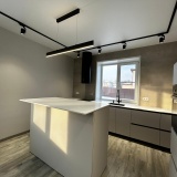 Кухня на заказ с островом и каменной столешницей, крашенные фасады.