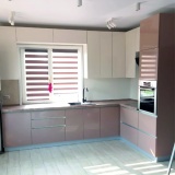 Угловая кухня в сдержанном стиле