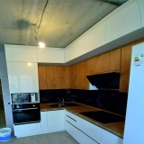 Элегантная современная кухня до потолка с интегрированными ручками