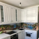 Кухня под классику с фотопечатью и каменной столешницей