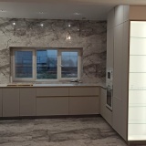 Кухня по индивидуальному заказу с витриной