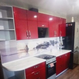 Небольшая кухня с фотопечатью