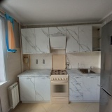 Кухня с фасадами под мрамор