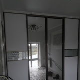 Гардеробная с дверями купе