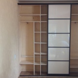 Шкаф купе с дверями белоснежный глянец, в разделении черным профиле.