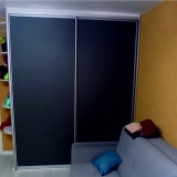 Шкаф купе с черными дверями