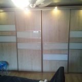 шкаф купе с ЛДСП дверями разделенными стеклом