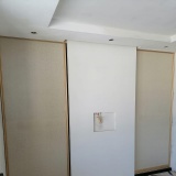 Двери купе с наклеенными обоями