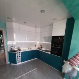 Современная угловая кухня с каменной столешницей