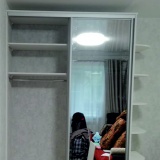 Шкаф купе с внешними полками