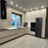 Современная кухня с ручкой Gola и кварцевой столешницей