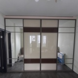 Шкаф купе с крашенным стеклом и зеркалами