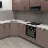 Угловая кухня с каменной столешницей и подшивной мойкой