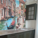 Кухня с деревянными фасадами и каменной столешницей