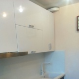 Кухня с кварцевой столешницей и стеновой.