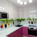 Кухня на заказ с каменной столешницей, фотопечатью, томскими фасадами