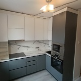 Угловая кухня с пеналом. Ручка Gola