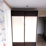 Шкаф купе с дверями пластик и вставками кожи.