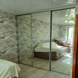 Гардеробная закрытая зеркальными дверями купе